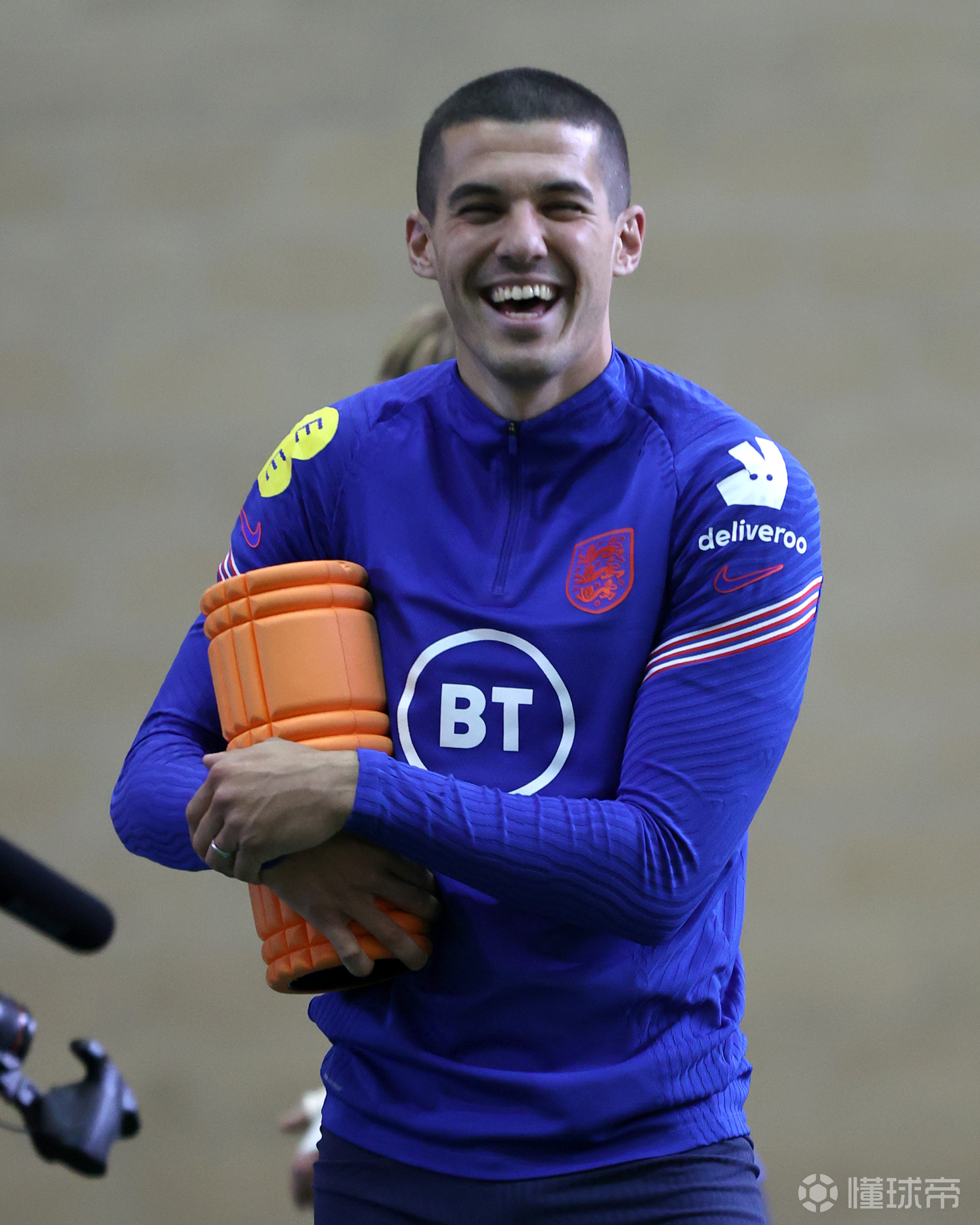 训练课后桑托斯调整名单以备欧洲杯，伤情更新环节打磨，悬念犹存，更衣室氛围转暖的简单介绍-奇异果体育官网